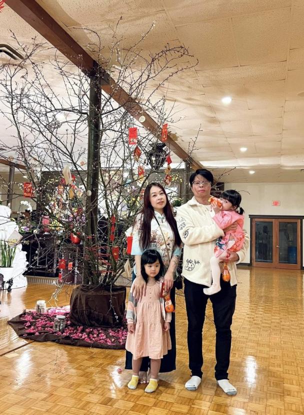 Việt kiều Canada bị tạt axit, cắt gân chân lần đầu tiên lộ diện với gương mặt không đeo khẩu trang-1