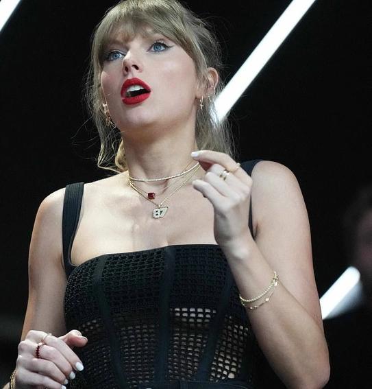 Taylor Swift đi xem bạn trai thi đấu, mặc giản dị cũng hơn 62.000 USD-1
