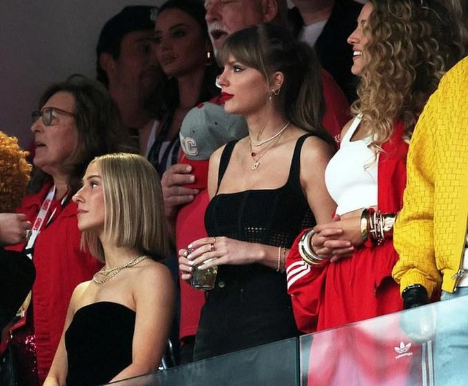 Taylor Swift đi xem bạn trai thi đấu, mặc giản dị cũng hơn 62.000 USD-3