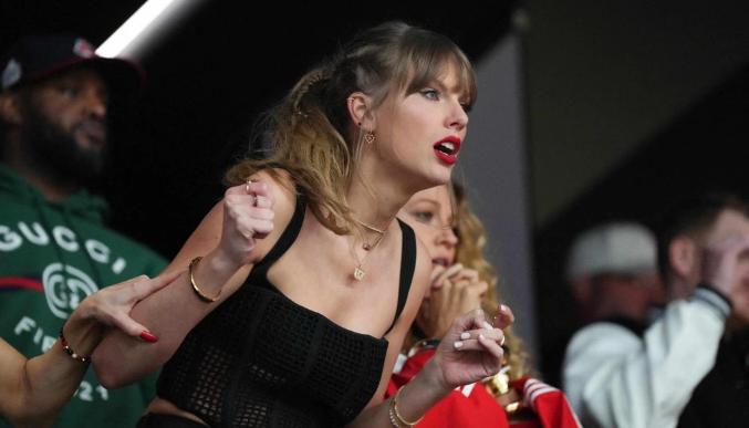 Taylor Swift đi xem bạn trai thi đấu, mặc giản dị cũng hơn 62.000 USD-4