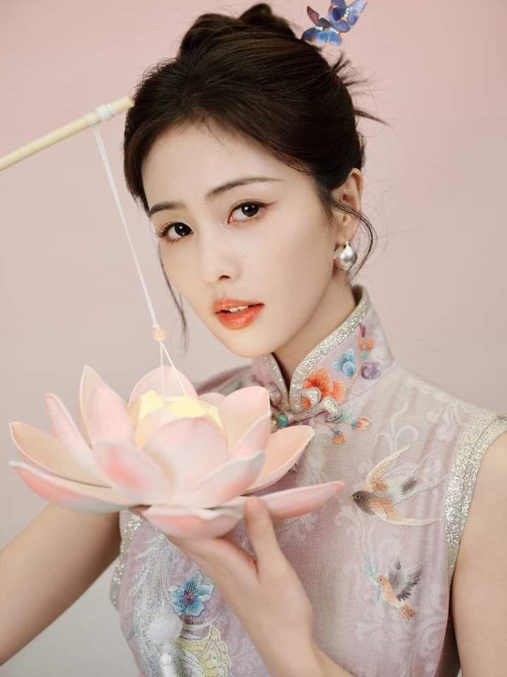 Bạch Lộc tung loạt ảnh mặc sườn xám vào dịp Tết, nhan sắc ra sao mà gây sốt cõi mạng?-1