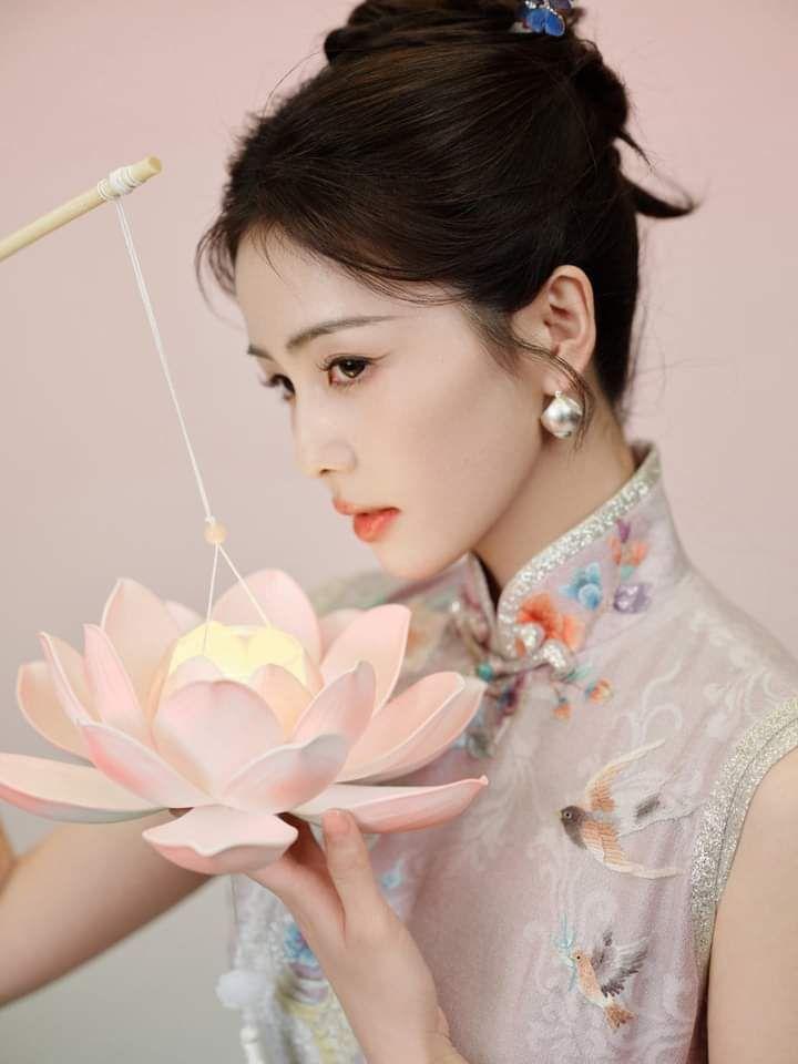 Bạch Lộc tung loạt ảnh mặc sườn xám vào dịp Tết, nhan sắc ra sao mà gây sốt cõi mạng?-2