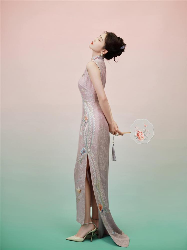 Bạch Lộc tung loạt ảnh mặc sườn xám vào dịp Tết, nhan sắc ra sao mà gây sốt cõi mạng?-4