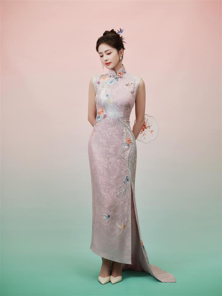 Bạch Lộc tung loạt ảnh mặc sườn xám vào dịp Tết, nhan sắc ra sao mà gây sốt cõi mạng?-5