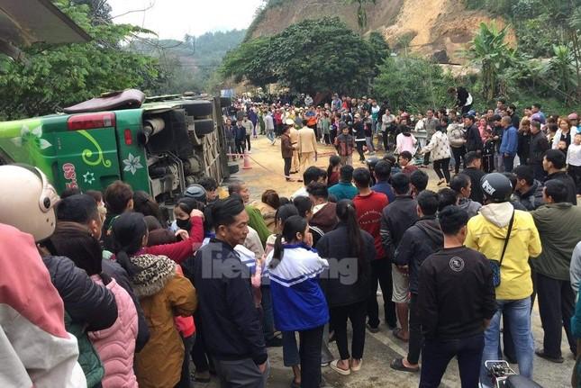 Lật xe khách khiến nhiều người thương vong ngày Mùng 4 Tết-1