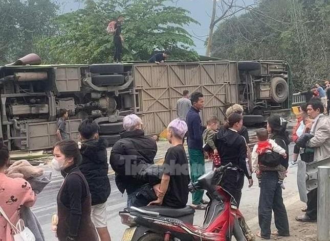 Lật xe khách khiến nhiều người thương vong ngày Mùng 4 Tết-3