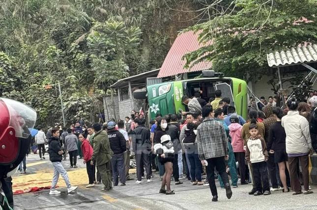 Lật xe khách khiến nhiều người thương vong ngày Mùng 4 Tết-4