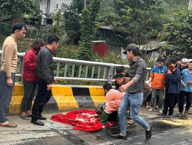 Lật xe khách khiến nhiều người thương vong ngày Mùng 4 Tết-5