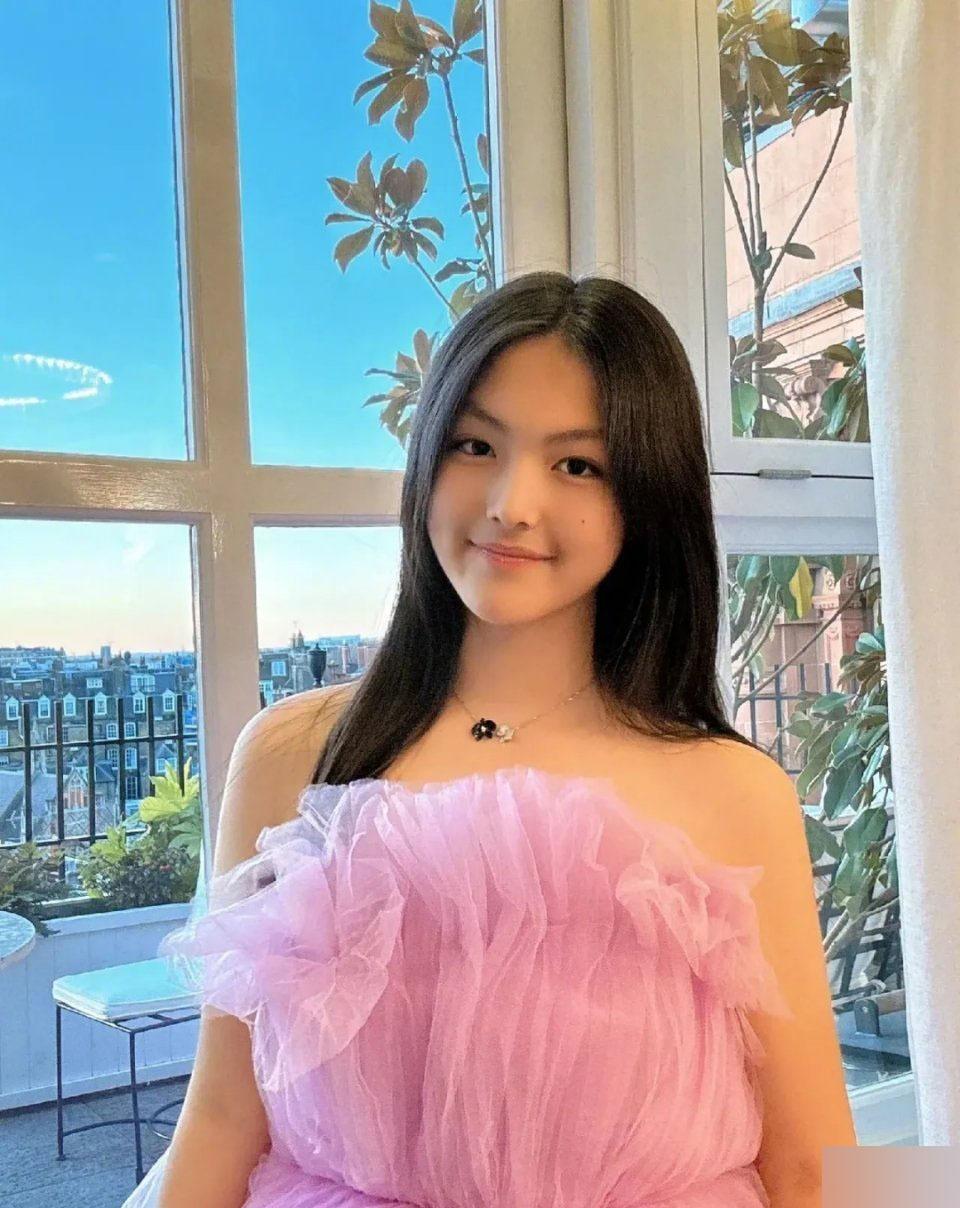 Con gái nữ MC giàu nhất Trung Quốc: Sinh ra đã ngậm thìa vàng, lịch học gây choáng-3