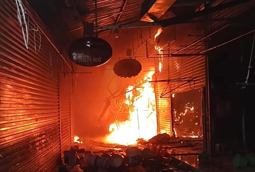 Cháy chợ ở Hoà Bình mùng 4 Tết, nhiều tiểu thương khẩn trương cứu ki-ốt, hàng hóa đang bị thiêu rụi-1