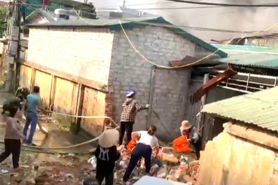 Cháy chợ ở Hoà Bình mùng 4 Tết, nhiều tiểu thương khẩn trương cứu ki-ốt, hàng hóa đang bị thiêu rụi-2