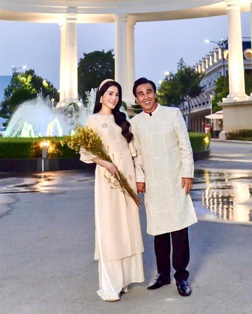 Sao Việt khoe ảnh Valentine: Thanh Hằng hôn chồng, Minh Tú hé lộ ảnh cưới-4