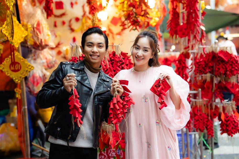 Sao Việt khoe ảnh Valentine: Thanh Hằng hôn chồng, Minh Tú hé lộ ảnh cưới-11