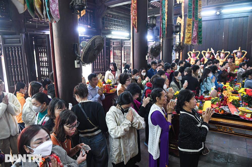 Ngôi chùa nổi tiếng Hà Nội đông kín người đến cầu duyên ngày lễ tình yêu-1