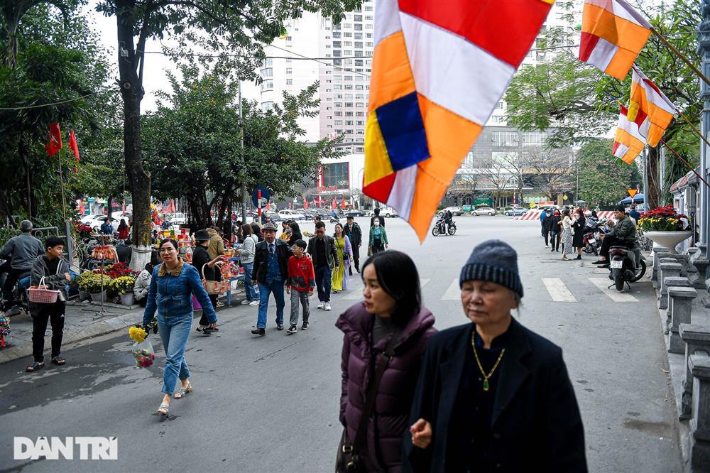 Ngôi chùa nổi tiếng Hà Nội đông kín người đến cầu duyên ngày lễ tình yêu-10