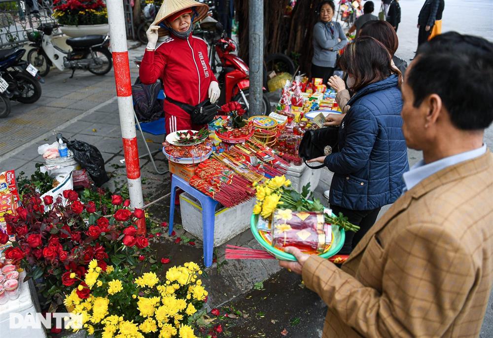 Ngôi chùa nổi tiếng Hà Nội đông kín người đến cầu duyên ngày lễ tình yêu-3