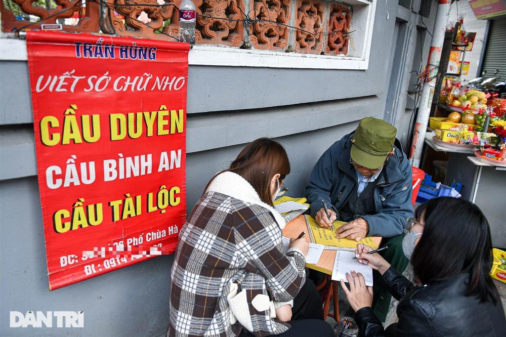 Ngôi chùa nổi tiếng Hà Nội đông kín người đến cầu duyên ngày lễ tình yêu-4