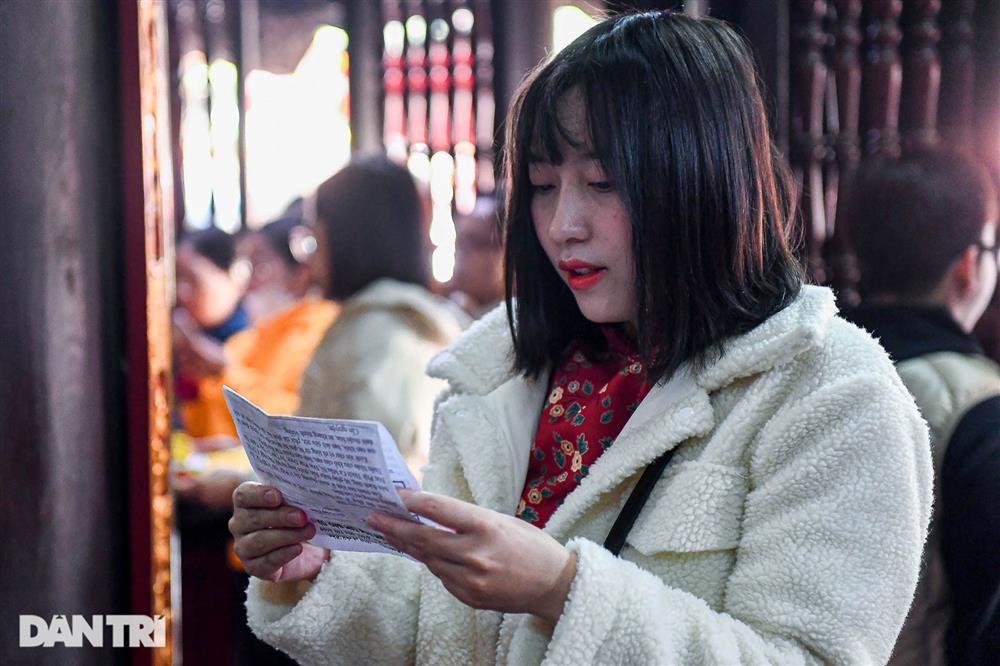 Ngôi chùa nổi tiếng Hà Nội đông kín người đến cầu duyên ngày lễ tình yêu-5