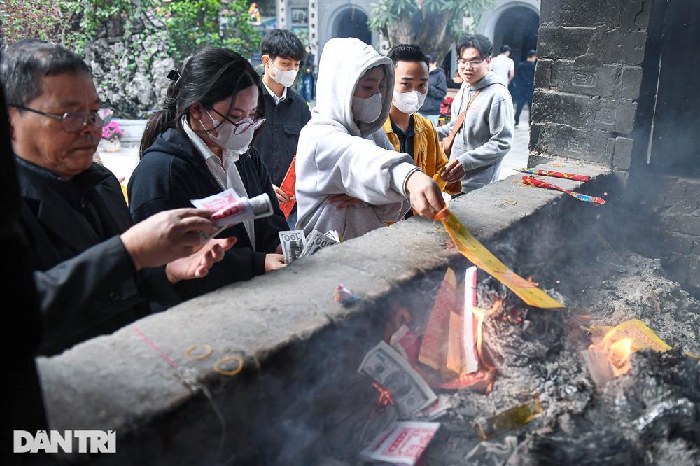 Ngôi chùa nổi tiếng Hà Nội đông kín người đến cầu duyên ngày lễ tình yêu-6