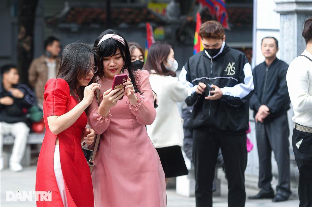 Ngôi chùa nổi tiếng Hà Nội đông kín người đến cầu duyên ngày lễ tình yêu-7