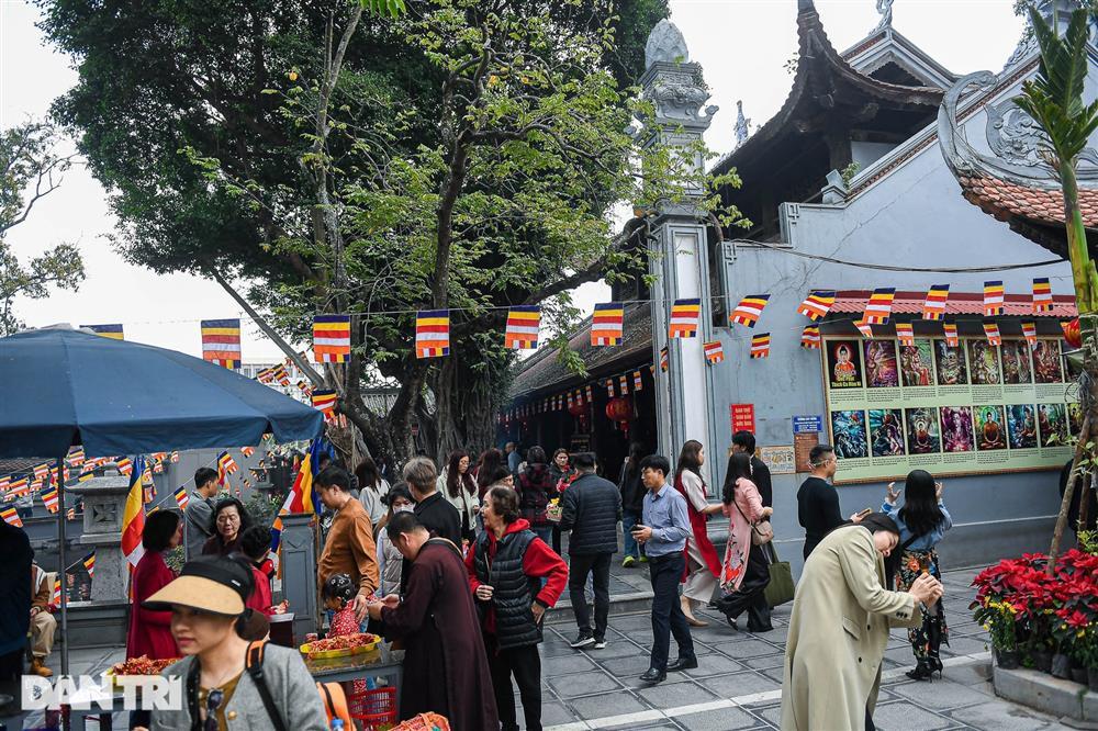 Ngôi chùa nổi tiếng Hà Nội đông kín người đến cầu duyên ngày lễ tình yêu-8