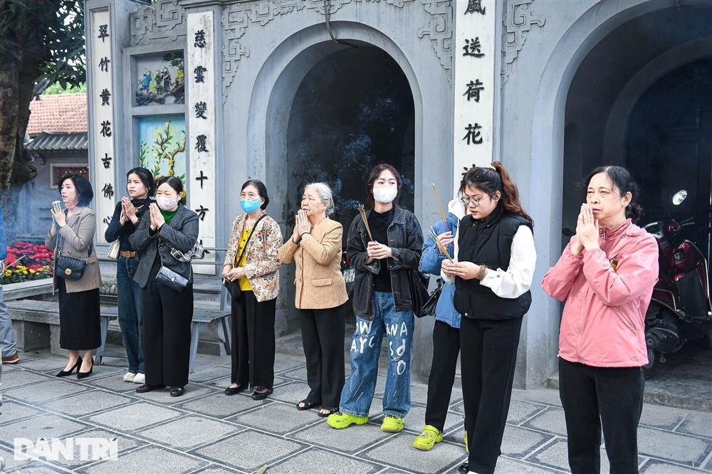 Ngôi chùa nổi tiếng Hà Nội đông kín người đến cầu duyên ngày lễ tình yêu-9