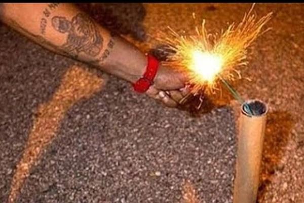 Mua pháo hoa nổ bán kiếm lời, nam thanh niên bị tạm giữ-3