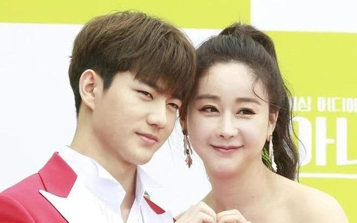 Hoa hậu Hàn Quốc lên tiếng về bức ảnh chồng hôn đàn ông-1