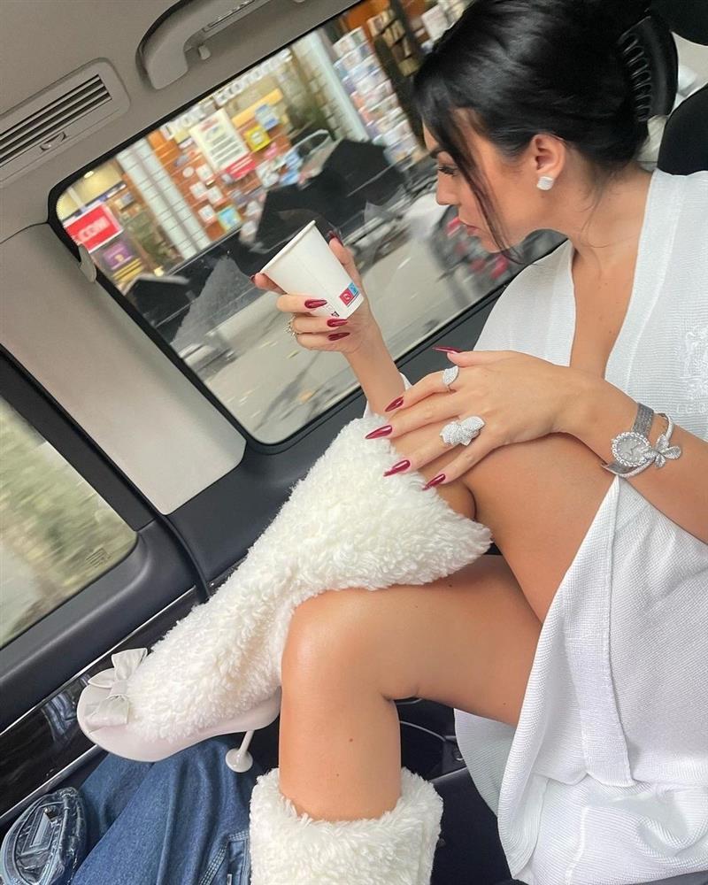 Bạn gái Ronaldo sở hữu bộ sưu tập nữ trang hơn 4 triệu USD-4