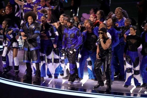 Ca sĩ Usher kiếm được bao nhiêu khi biểu diễn 15 phút tại Super Bowl?-1