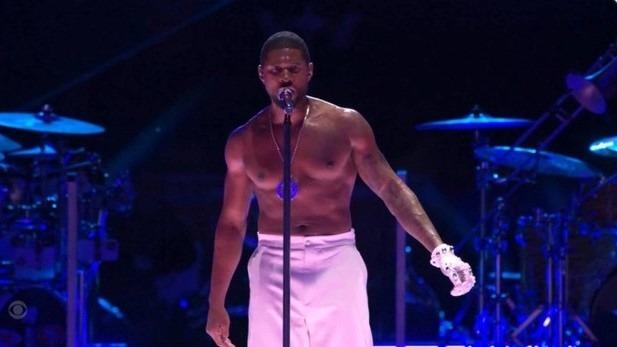 Ca sĩ Usher kiếm được bao nhiêu khi biểu diễn 15 phút tại Super Bowl?-2