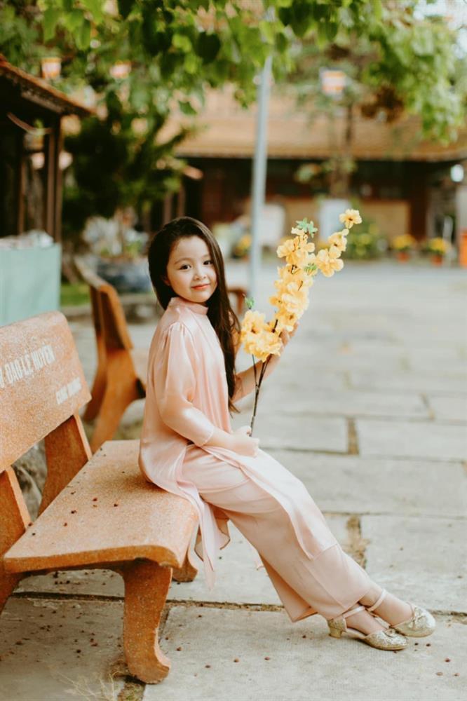 Con gái lai tây nhà Elly Trần được khen như hoa hậu