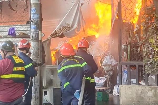 Vụ cháy 4 người chết ở TP.HCM: Hàng xóm kể phút tháo chạy vì nhà đổ sập-4