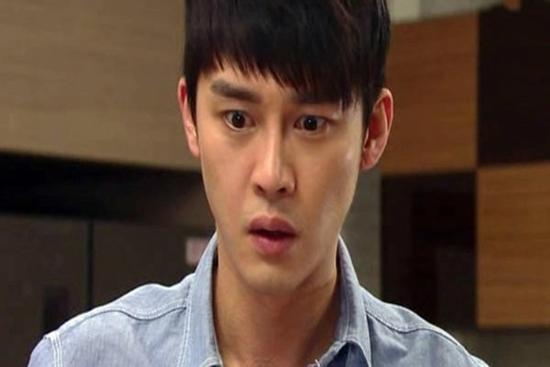 Vợ bất ngờ ngất xỉu giữa sân, tôi chưa kịp đến đỡ dậy thì thấy một bóng người vụt chạy tới ôm lấy cô ấy