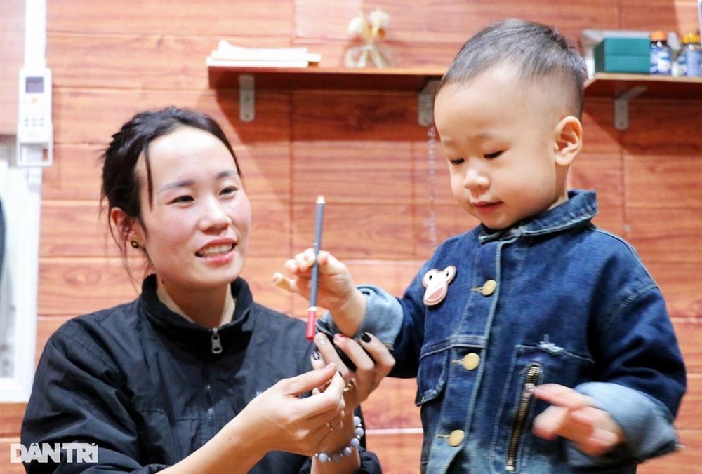 Mẹ ngỡ ngàng khi con vừa bập bẹ đã nói tiếng Anh vanh vách-4