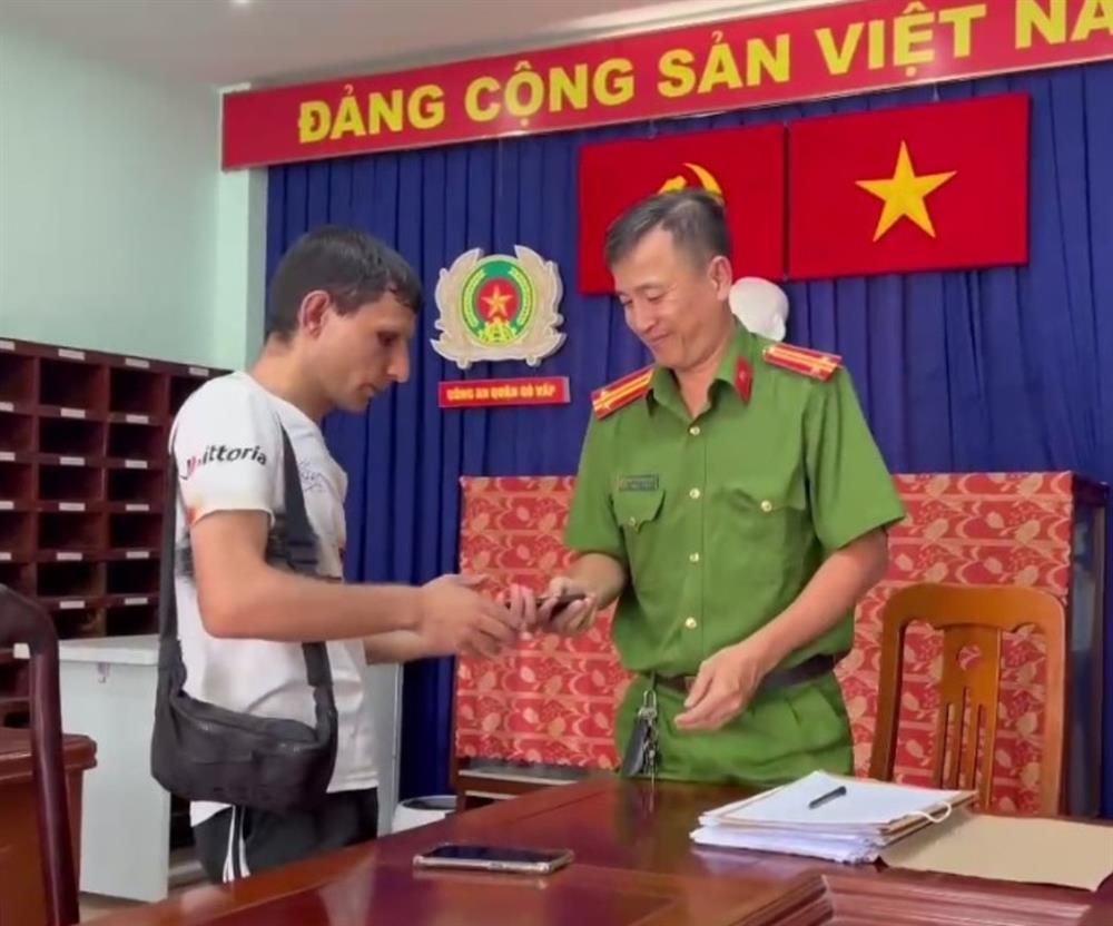 Kẻ giật điện thoại của người nước ngoài mùng 4 Tết sa lưới-2