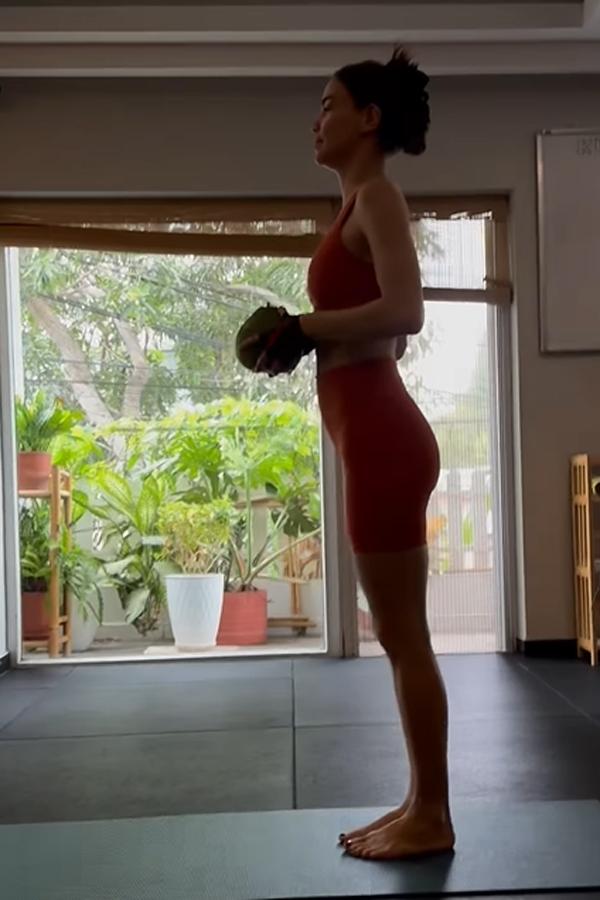 Khán giả mê mẩn đôi chân thon, vòng eo phẳng lỳ sau Tết của Hồ Ngọc Hà, bí quyết nằm ở đây-5