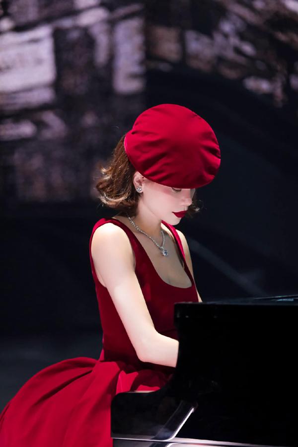 Khán giả mê mẩn đôi chân thon, vòng eo phẳng lỳ sau Tết của Hồ Ngọc Hà, bí quyết nằm ở đây-6