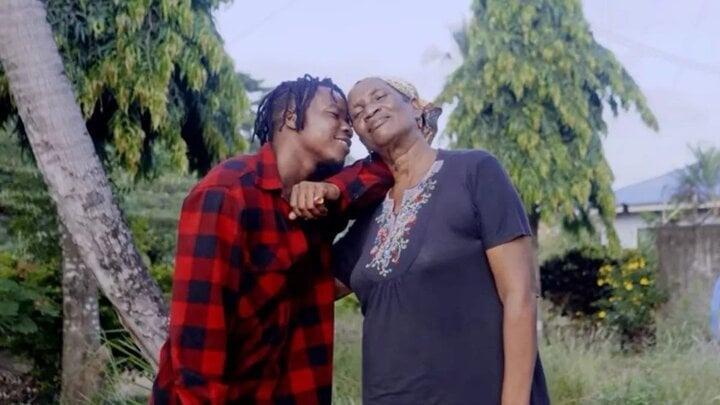 Quên tiền trên taxi, cụ bà 80 tuổi nên duyên với tài xế 24 tuổi-1