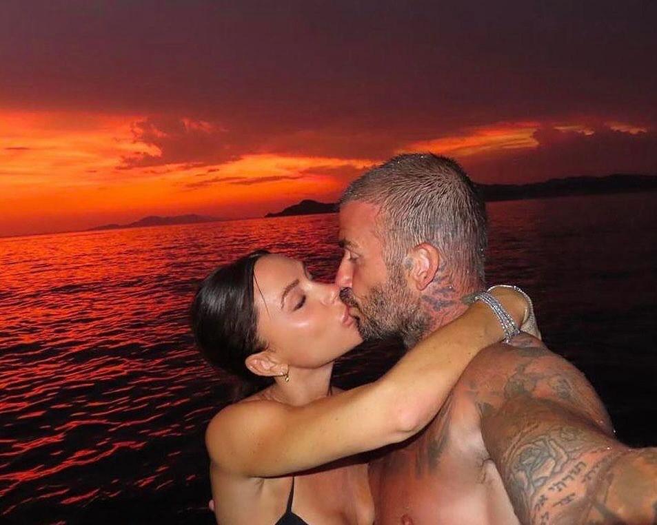 David Beckham hôn vợ và dàn mỹ nhân diện nội y ngày Valentine-1