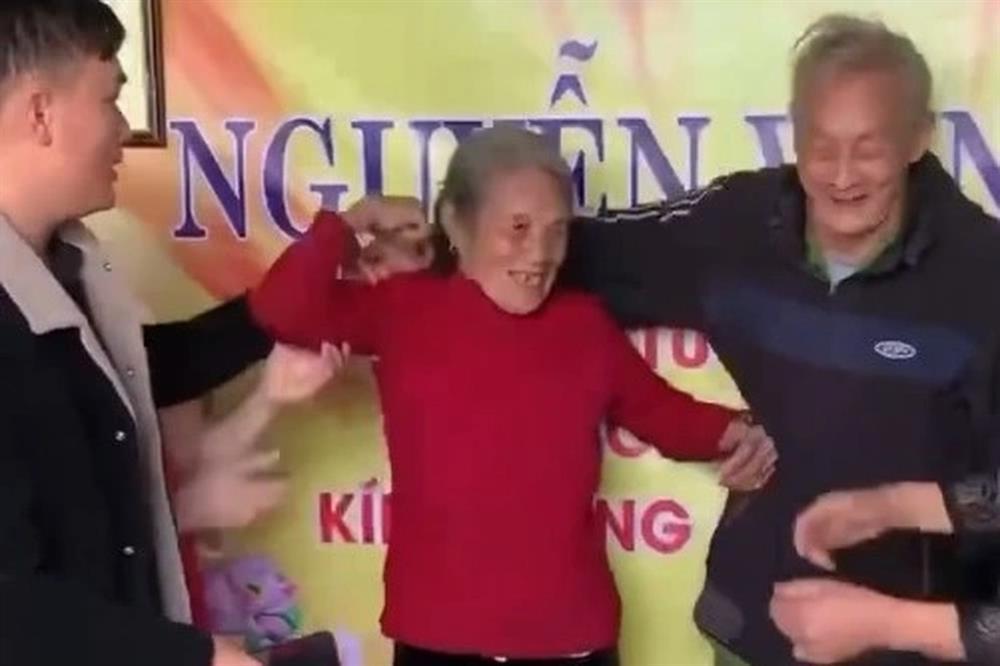 Cụ bà ngại ngùng không cho chồng khoác vai chụp hình trong ngày mừng thọ-1