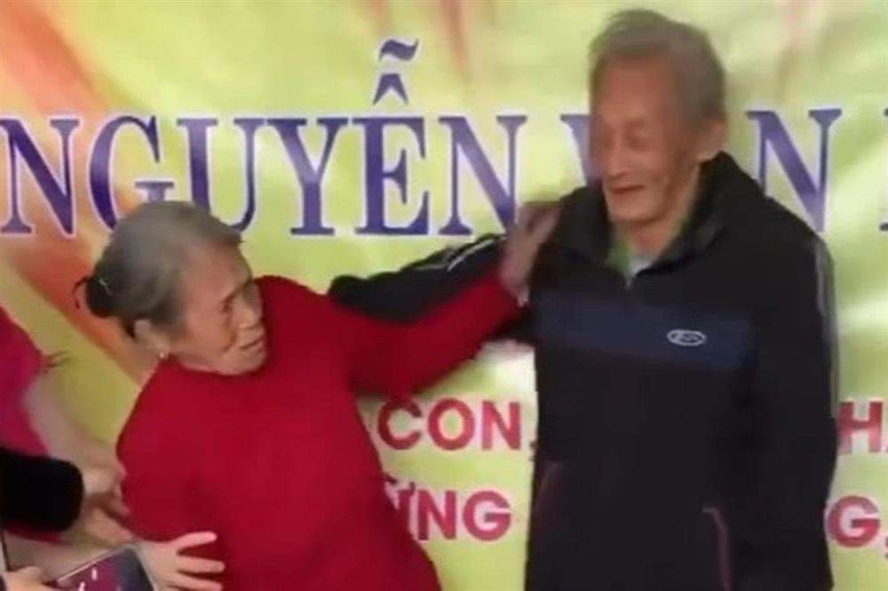 Cụ bà ngại ngùng không cho chồng khoác vai chụp hình trong ngày mừng thọ-2