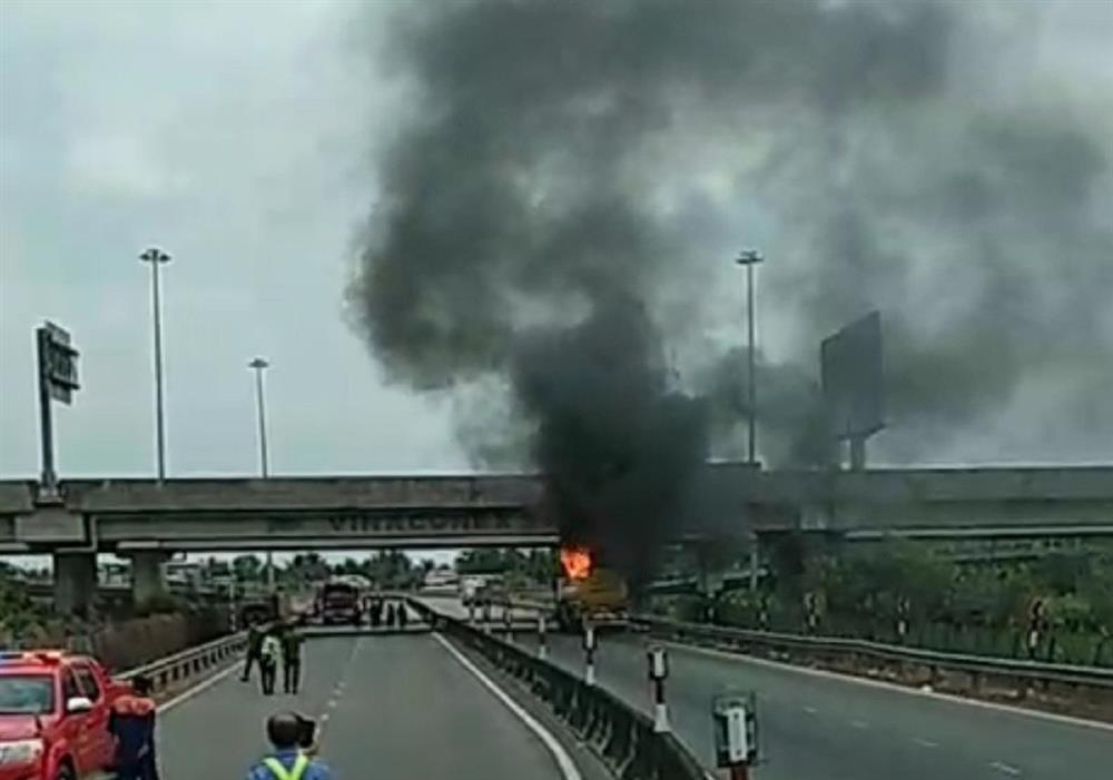 Xe bồn chở nhiên liệu bốc cháy trên cao tốc TPHCM - Trung Lương-1