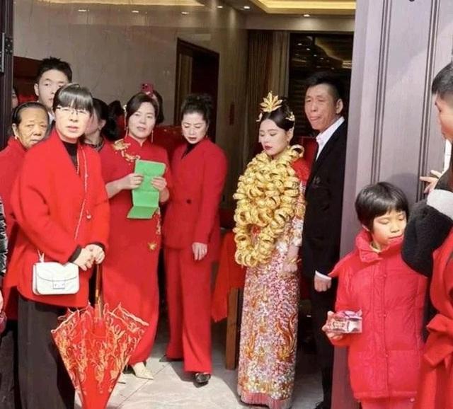 Cô dâu đeo trăm chiếc vòng rồng phượng, dân mạng choáng ngợp-5