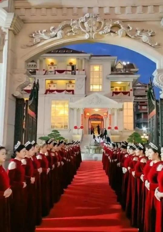 Cô dâu đeo trăm chiếc vòng rồng phượng, dân mạng choáng ngợp-2