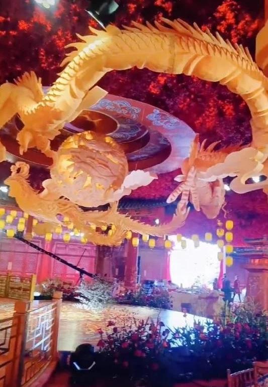 Cô dâu đeo trăm chiếc vòng rồng phượng, dân mạng choáng ngợp-4