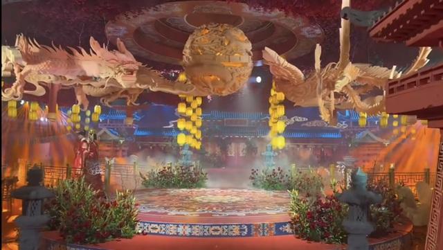 Cô dâu đeo trăm chiếc vòng rồng phượng, dân mạng choáng ngợp-3