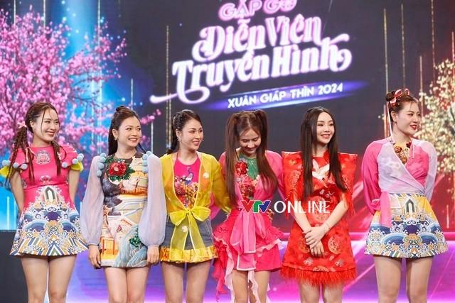 Cô trưởng phòng nóng nhất phim VTV mặc váy ngắn khoe dáng nuột trên sóng truyền hình-1