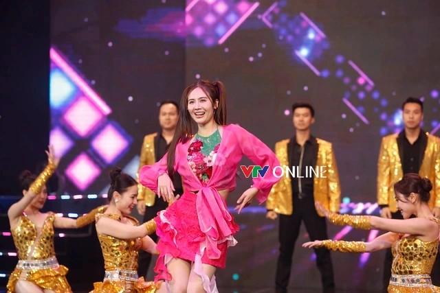 Cô trưởng phòng nóng nhất phim VTV mặc váy ngắn khoe dáng nuột trên sóng truyền hình-2