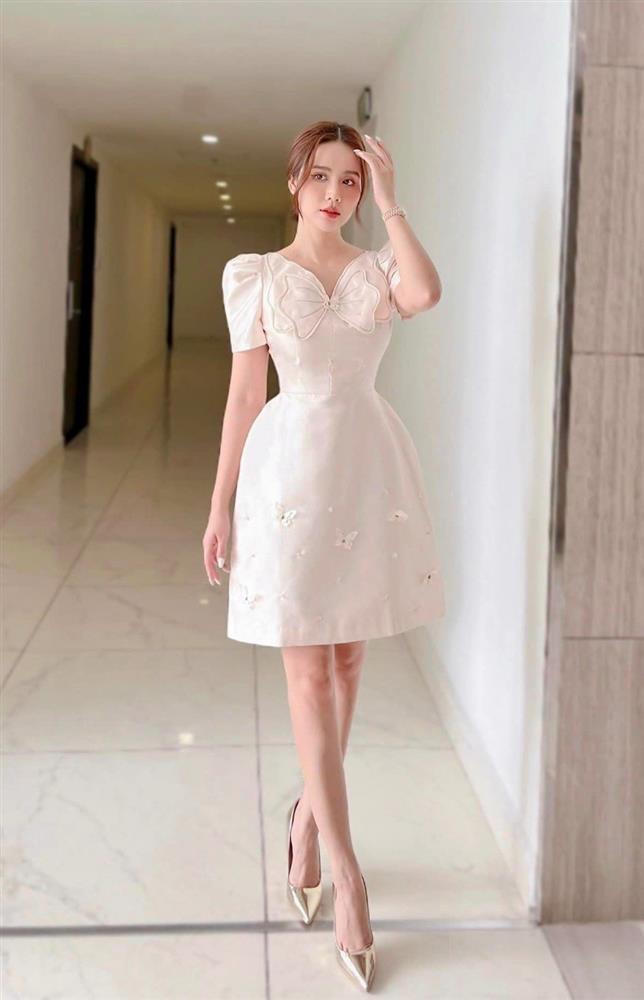 Cô trưởng phòng nóng nhất phim VTV mặc váy ngắn khoe dáng nuột trên sóng truyền hình-10